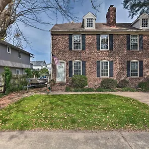 https://virginia-beach-house-on-lake-1-blk-to-coast.hotels-in-virginia-beach.com